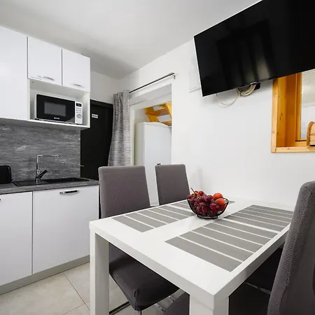 House Miha Semesterbostad *