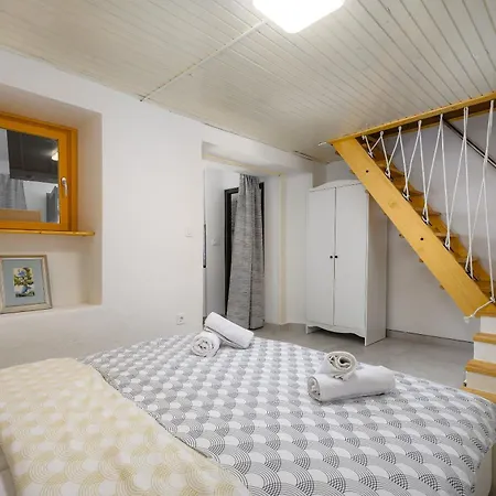 Semesterbostad House Miha *